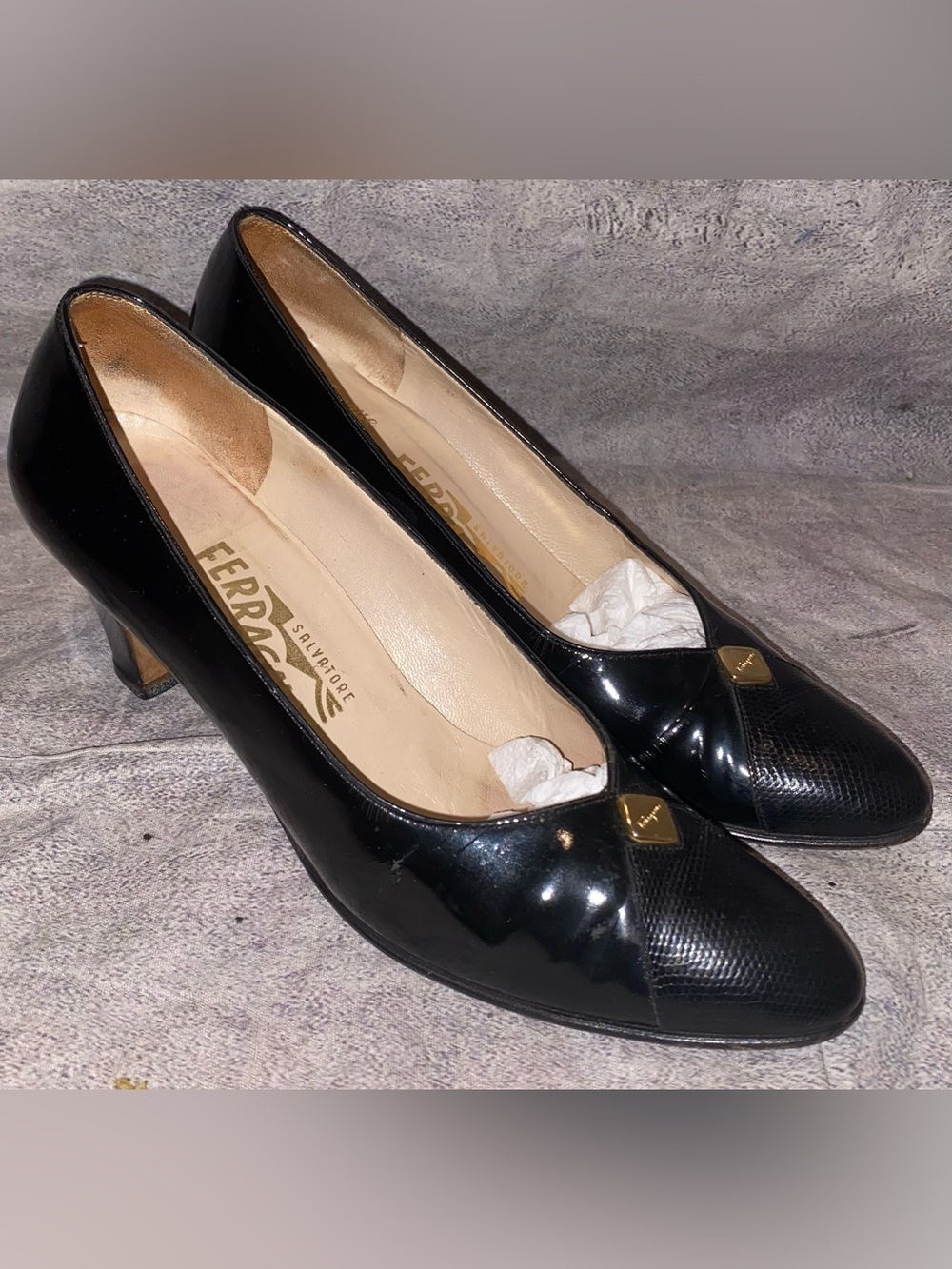 Ferragamo Black Leather Lizard Exotic Logo Accent Kitten Heels Pumps 7.5 Vintage